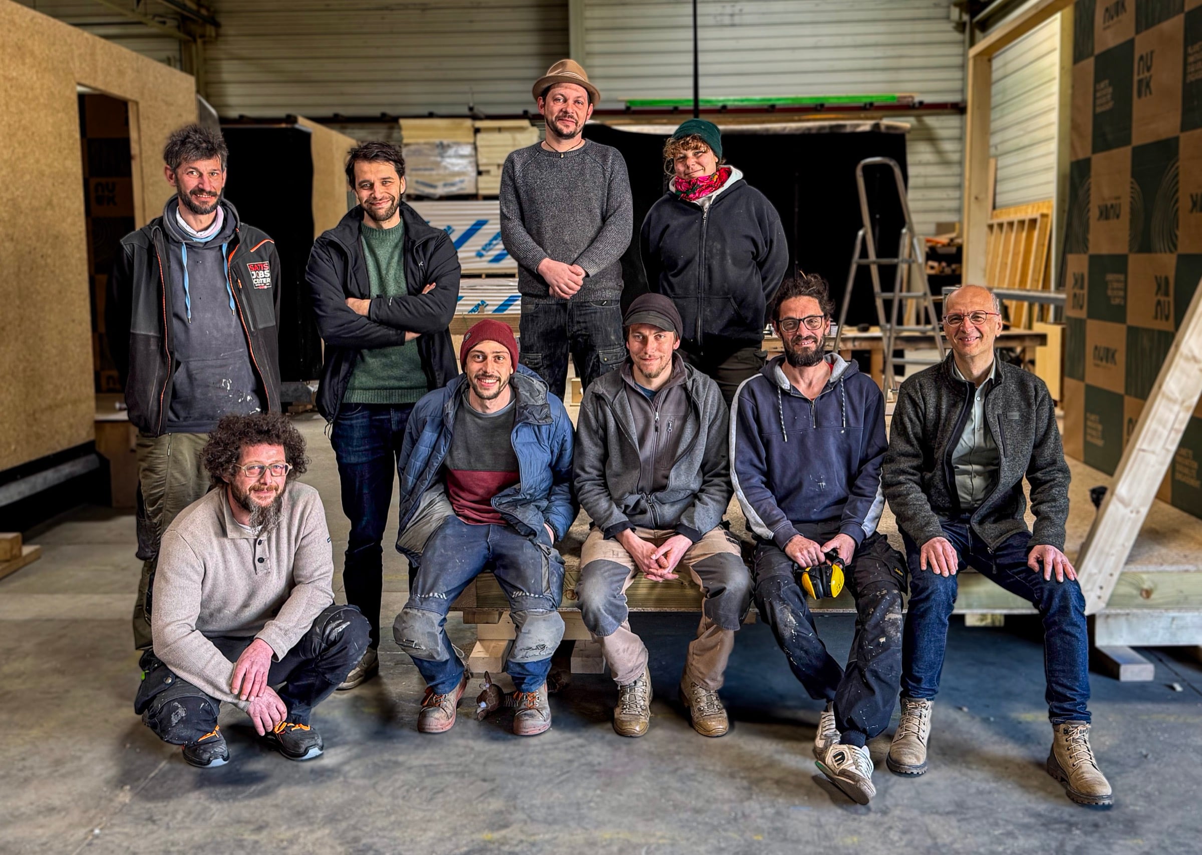 L'équipe Hoummi réunie dans l'atelier de Munster, devant un plancher de module en cours d'assemblage