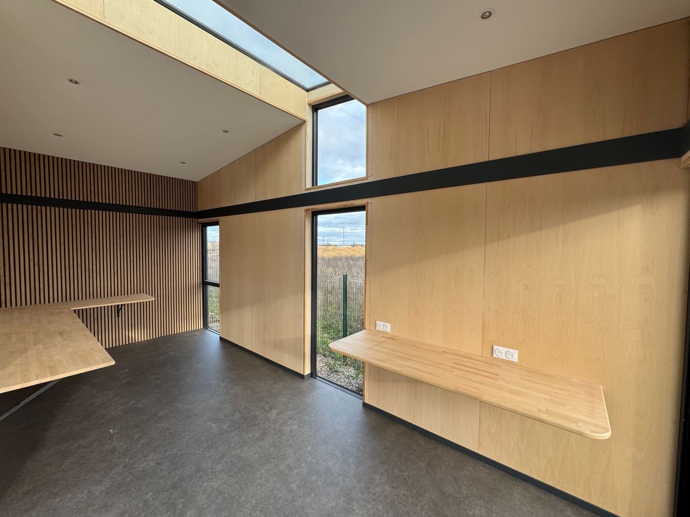 Pièce brute, banc bois et grande baie vitrée