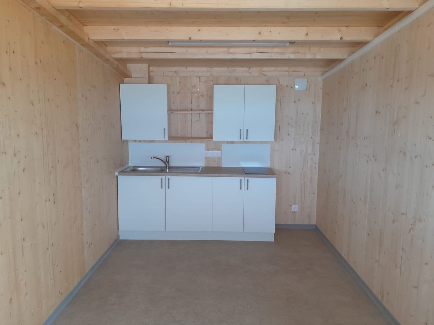 Kitchenette et plafond bois d'un module Hoummi