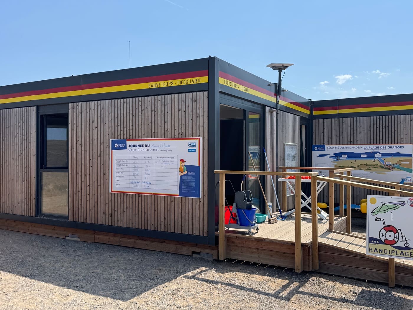 Poste de secours des Granges vu de trois quarts, aux Sables-d'Olonne