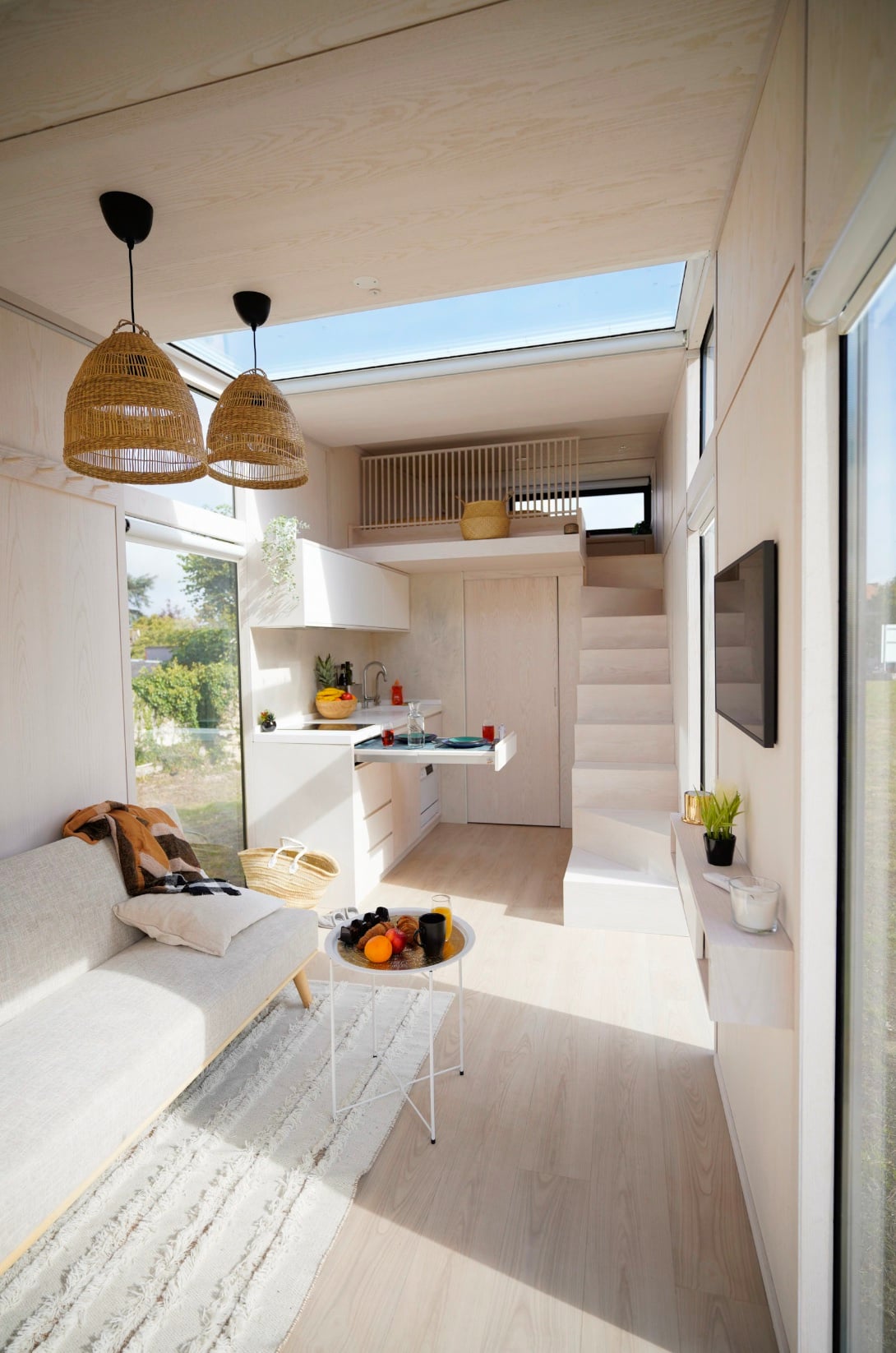 Module Hoummi Home installé au fond d'un jardin, bardage bois et large baie vitrée