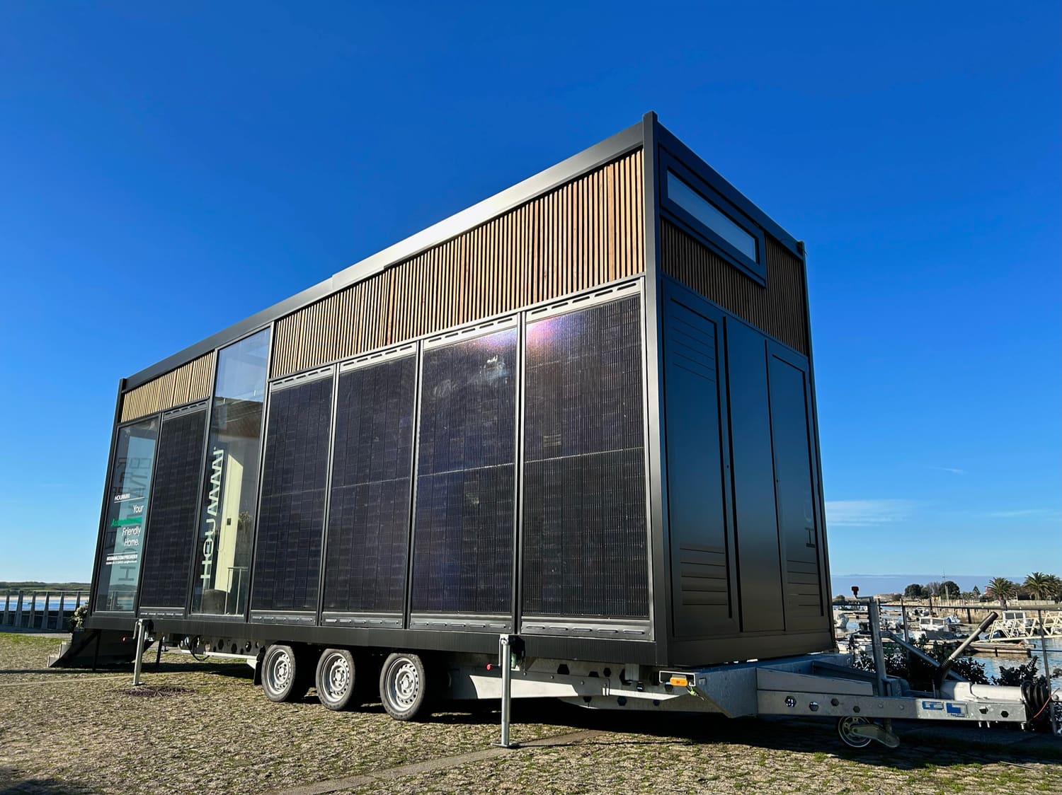 Module Hoummi à façade photovoltaïque chargé sur sa remorque à triple essieu, prêt au départ