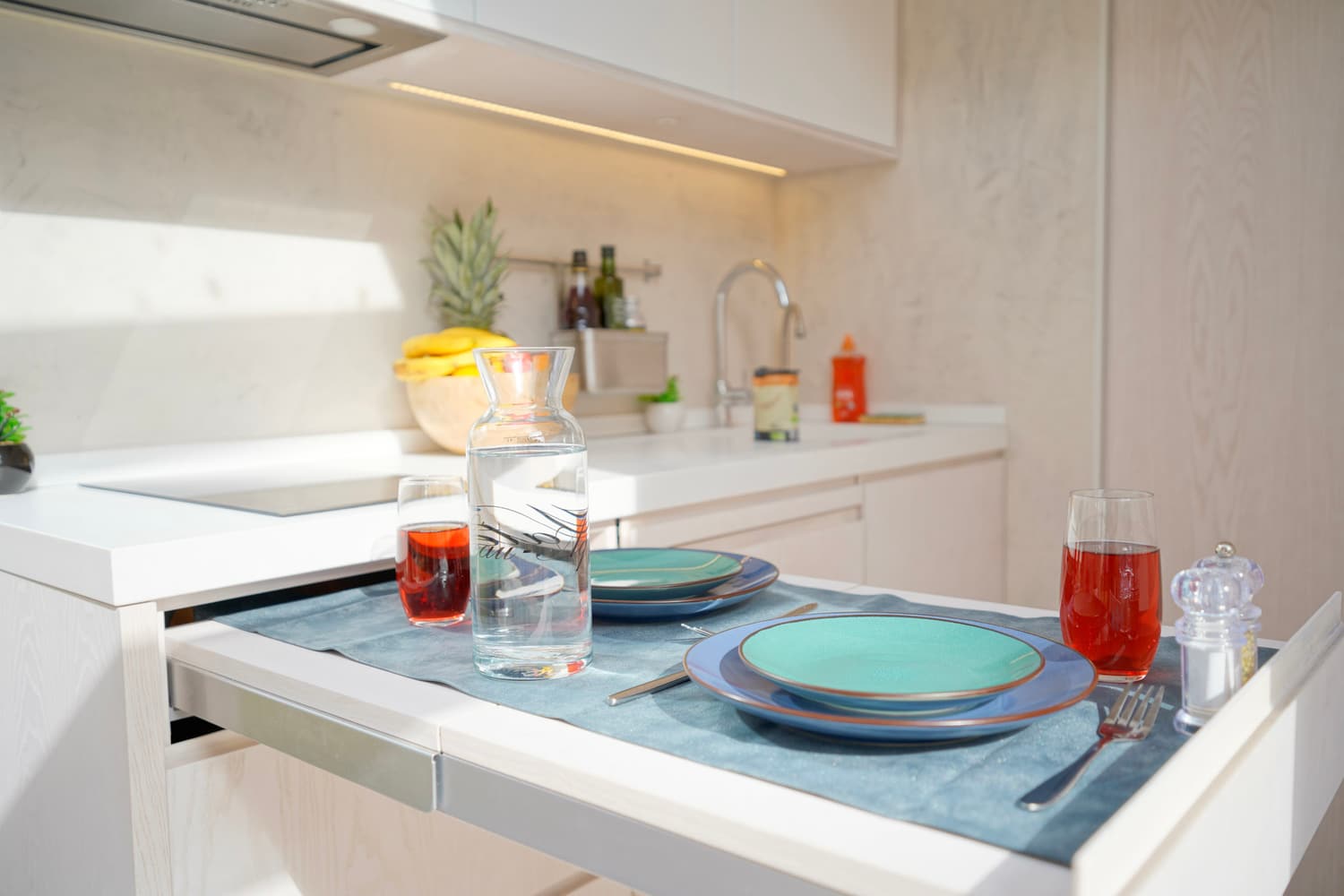 Table dressée dans la cuisine d'un module Hoummi