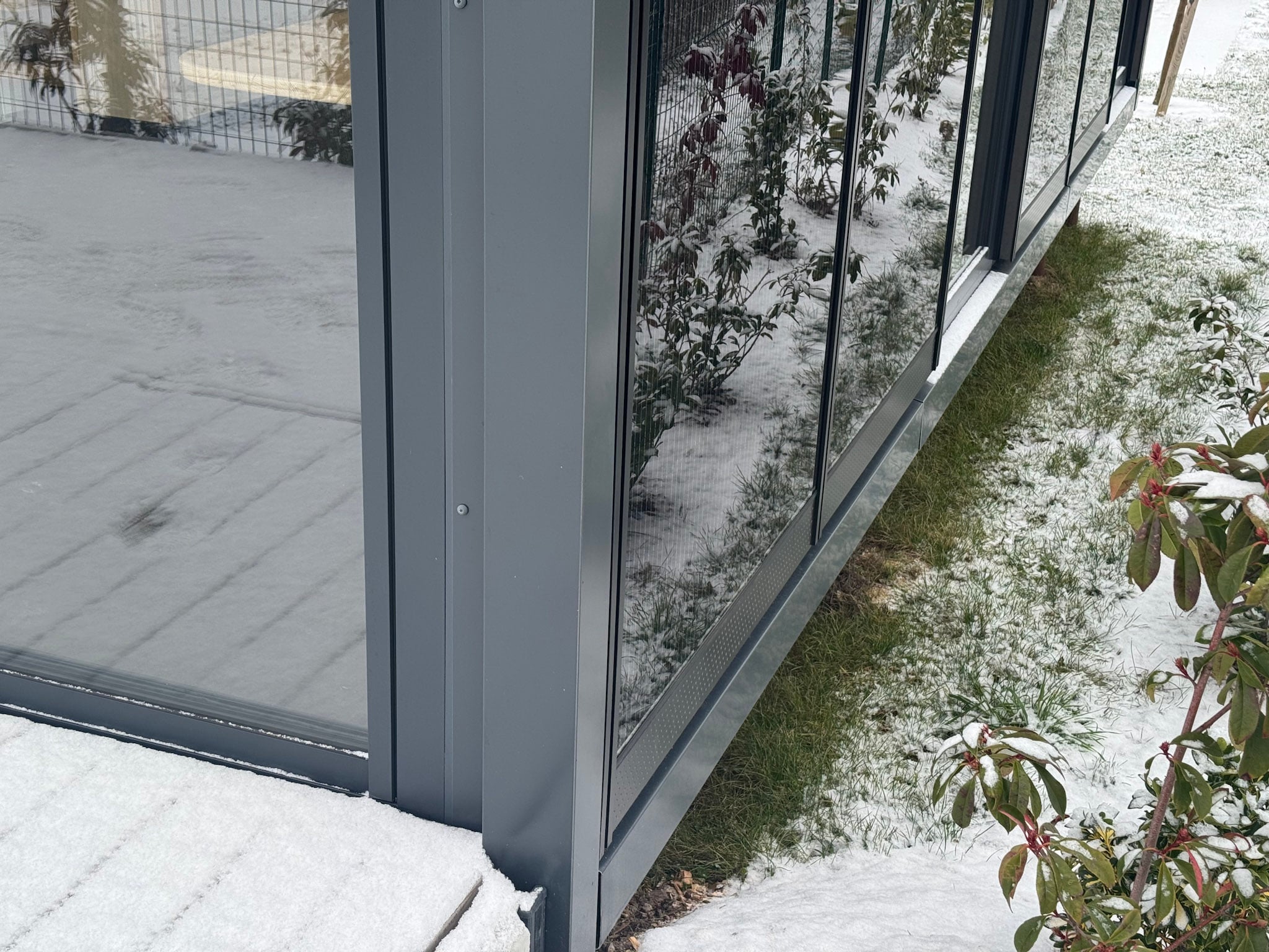 Façade en panneaux verticaux sombres d'un module Hoummi, sous la neige